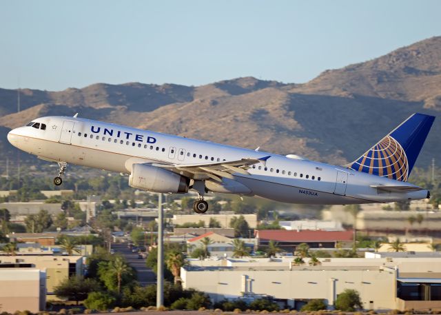 Airbus A320 (N453UA)