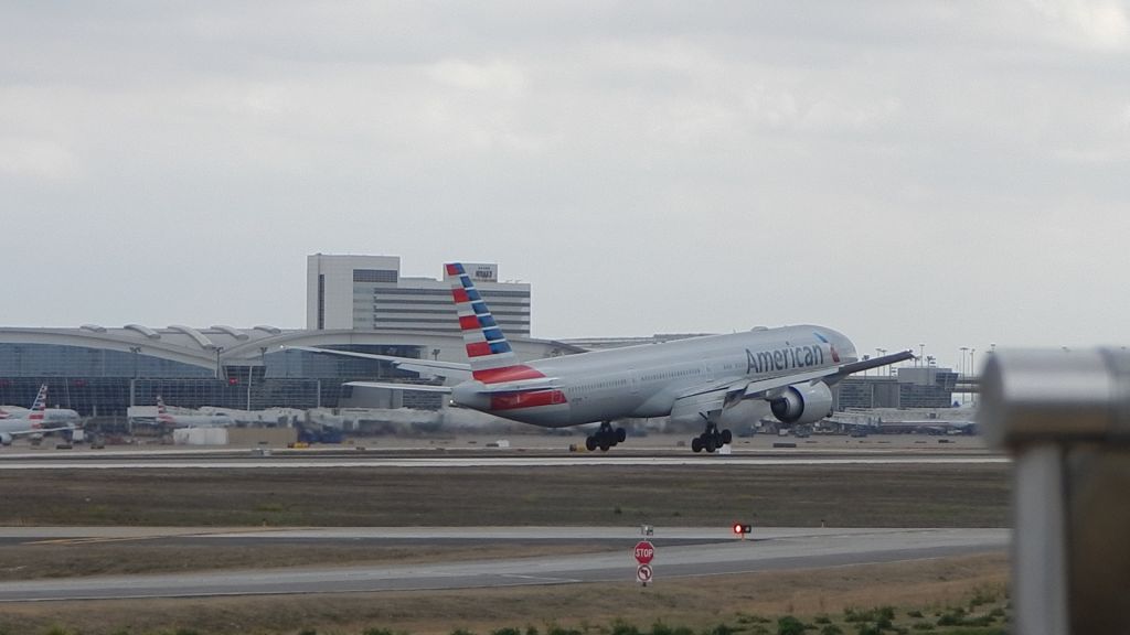 BOEING 777-300 (N729AN) - AAL138 in from Hong Kong (VHHH)