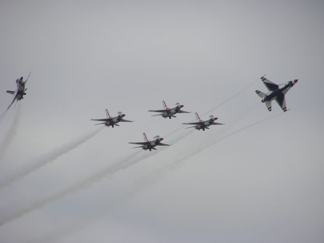 Lockheed F-16 Fighting Falcon — - MCAS Miramar Airshow 2007  San Diego, CA  Thunderbirds had to perform the low show due to weather.