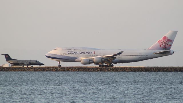 Boeing 747-400 (B-18212)