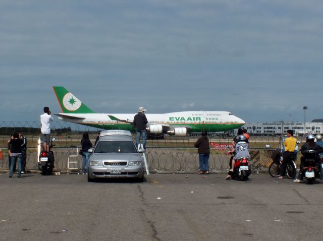 Boeing 747-400 (B-16412)