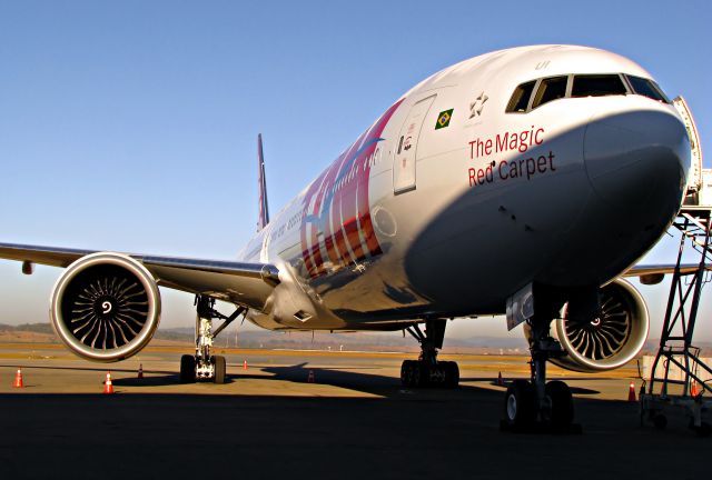 BOEING 777-300 (PT-MUI) - Primeiro Pouso em solo Brasileiro.