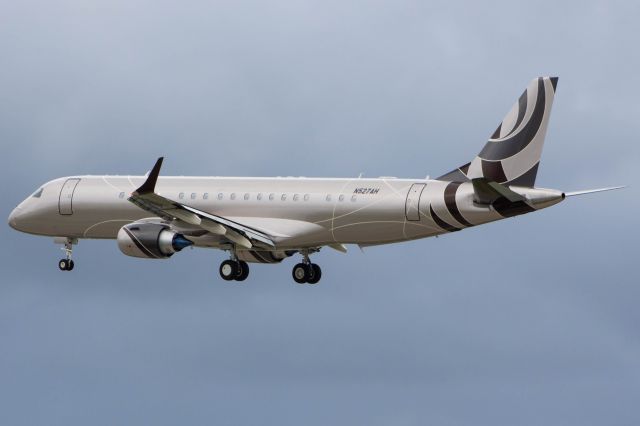 Embraer ERJ-190 (N527AH)