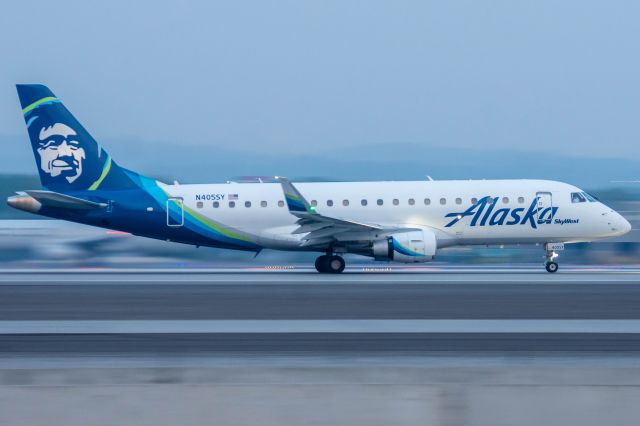 Embraer 175 (N405SY) - Starting its roll for Los Angeles (10 August, 2021)