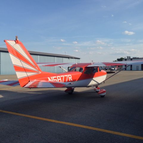 Cessna Skyhawk (N5877R)