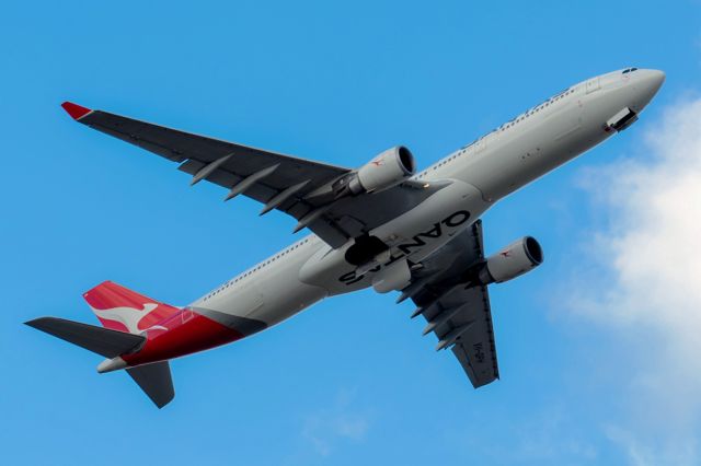 Airbus A330-300 (VH-QPH) - Airbus A330-303 cn 696. Qantas VH-QPH name Noosa YPPH 13 October 2018