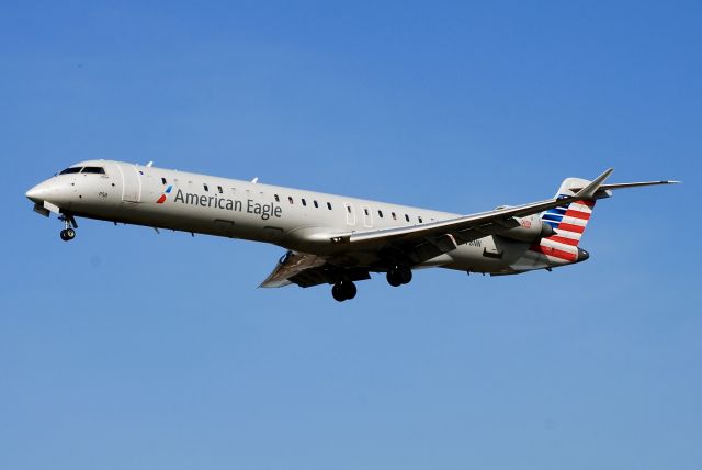 Canadair Regional Jet CRJ-900 (N578NN) - Blue Streak on the short final to 19 over Gravelly Point