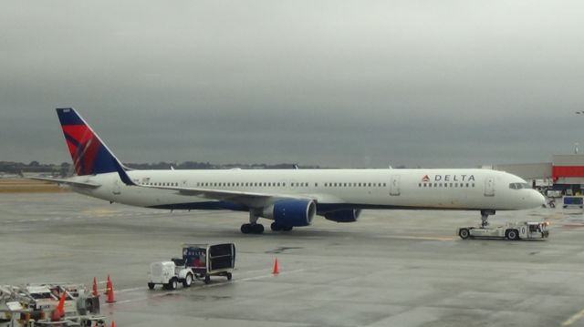 BOEING 757-300 (N581NW) - N581WN taxiing to its gate from the maintenance area next to the Renaissance Marriott for her departure out to Orlando as Delta 1834 1 hour and 33 minutes late.  Taken November 29, 2016 with Sony HDR-CX230.