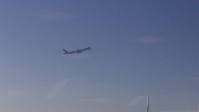 — — - American Airlines takeoff from Orlando MCO br /12/25/17