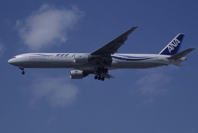 BOEING 777-300 (JA751A) - Final Approach to Tokyo-Haneda Intl Airport Rwy16L on 1999/04/02