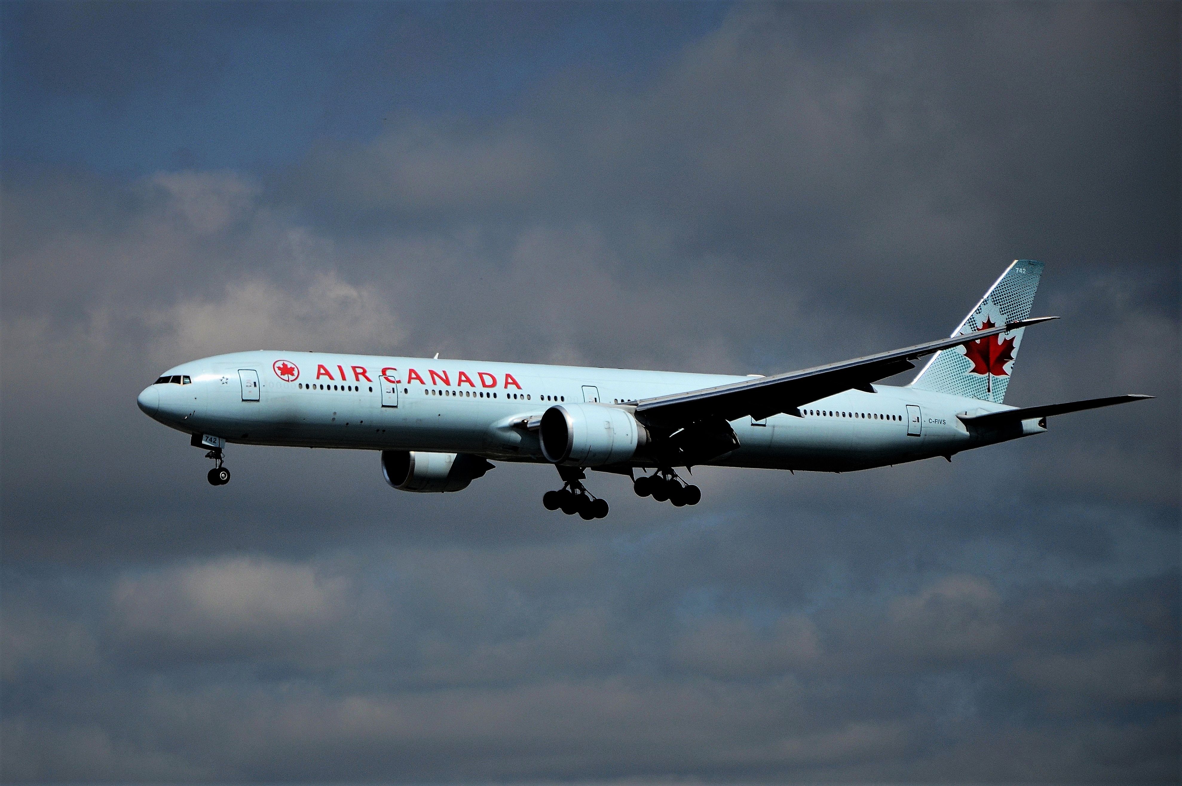 Boeing 777-200 (C-FIVS) - previous generation livery