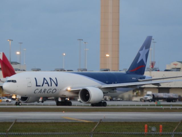 BOEING 777-200LR (N776LA)