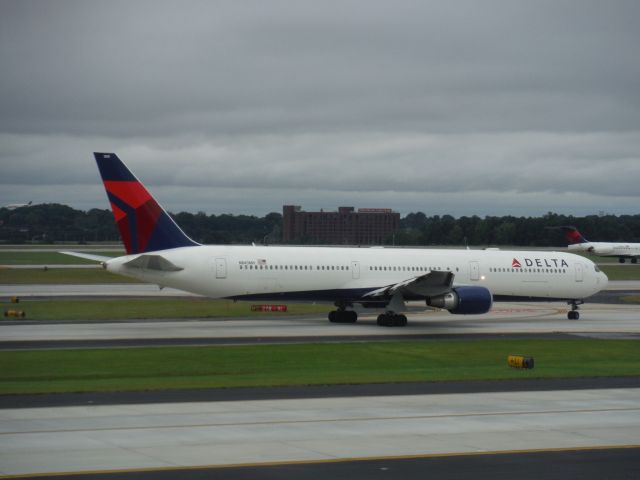 BOEING 767-400 (N843MH)