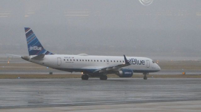 Embraer ERJ-190 (N353JB) - Arriving from Fort Lauderdale