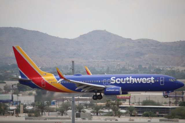 Boeing 737-800 (N8662F)