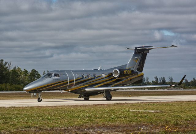 Embraer Phenom 300 (N7DR)