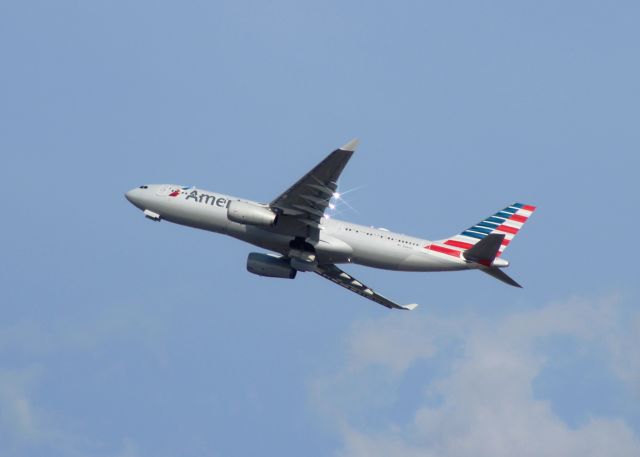 Airbus A330-300 (N284AY)