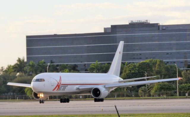 BOEING 767-300 (N363CM)