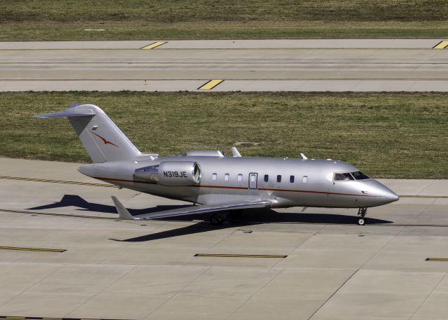 Canadair Challenger (N319JE) - Vista Jet Challenger 605 taxiing to the Bombardier Service Center at Dallas Love Field.