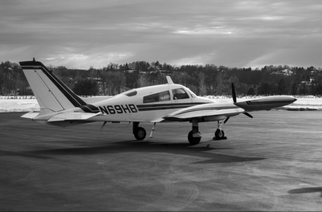 Cessna 310 (N69HB)