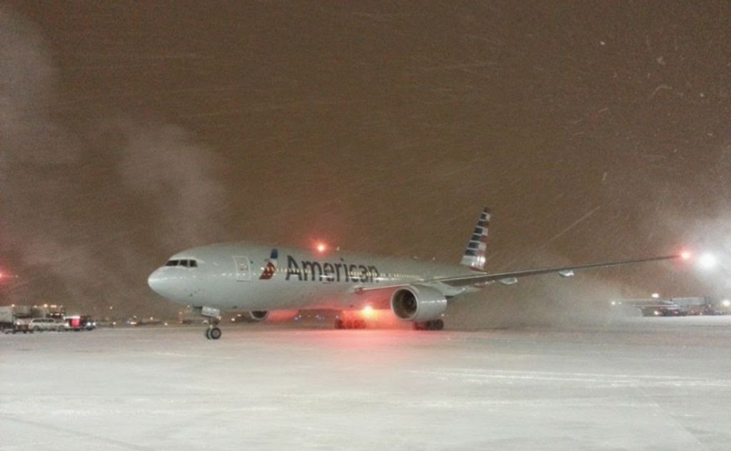 Boeing 777-200 — - A snowy arrival in Chicago.