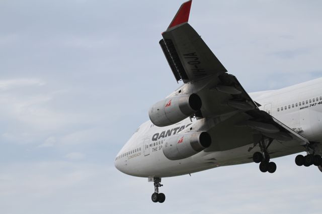 Boeing 747-400 (VH-OJA) - Final approach of this 747 to Albion