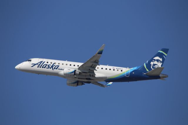 EMBRAER 175 (long wing) (N199SY)