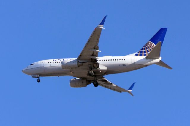 Boeing 737-700 (N27734)