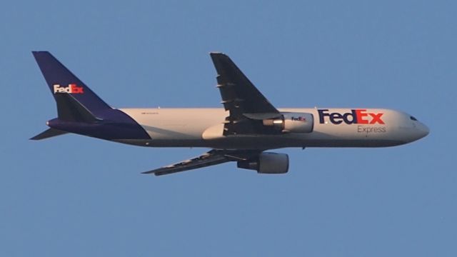 BOEING 767-300 (N104FE)