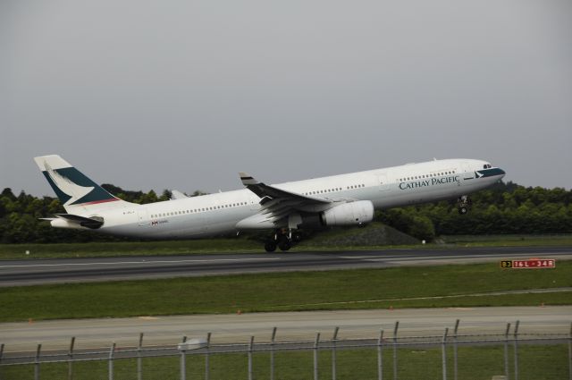 Airbus A330-300 (B-HLJ) - Final Approach to NRT Airport R/W16l on 2012/05/26
