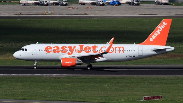 Airbus A320 (G-EZWO)