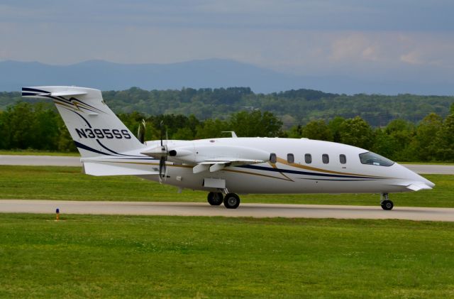 Piaggio P.180 Avanti (N935SS) - Taxiing to the runway