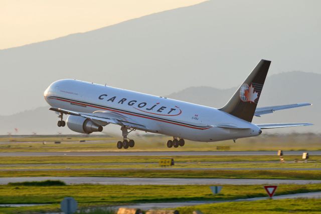 BOEING 767-200 (C-FDIJ)