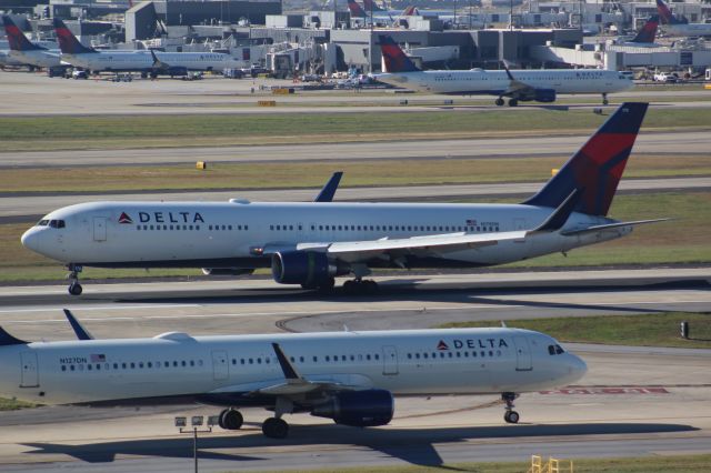 BOEING 767-300 (N178DN)