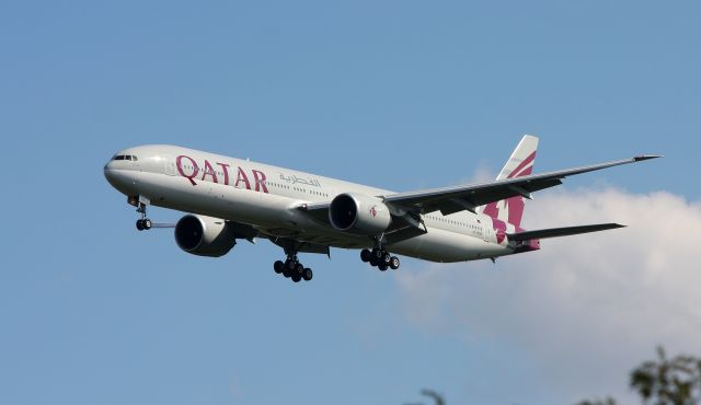 BOEING 777-300 (A7-BAK) - Qatar 777-300 Landing at Dulles