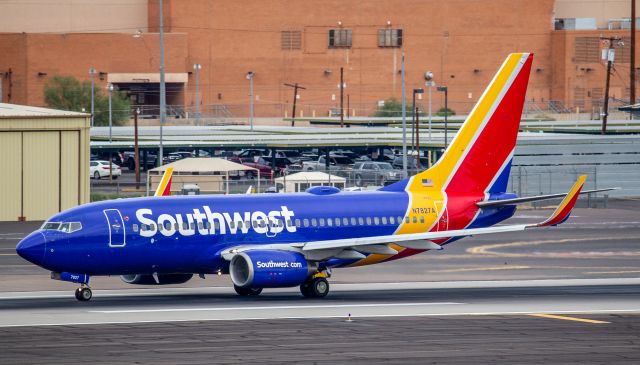 Boeing 737-700 (N7827A) - Spotted at KPHX on 10-24-2020br /Terminal 3, level 8, NE corner