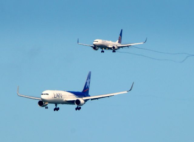 CC-BDA — - LAN Airways and United airlines on tandem approach for 28L and 28R at SFO.