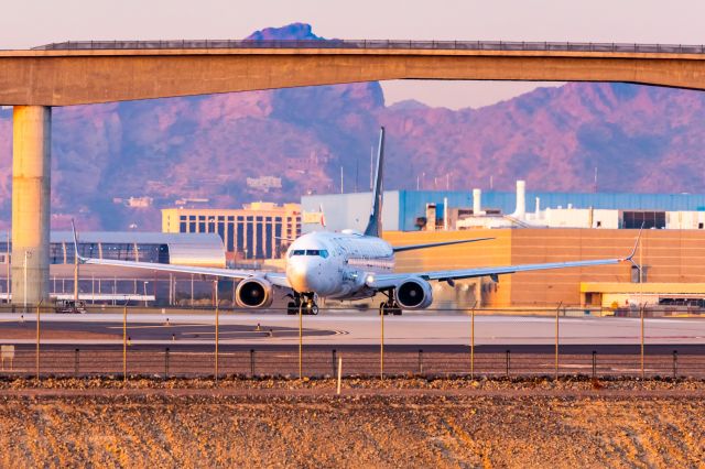 Boeing 737-800 (N76516) - United Airlines 737-800 in Star Alliance special livery taxiing at PHX on 12/18/22. Taken with a Canon R7 and Tamron 70-200 G2 lens.