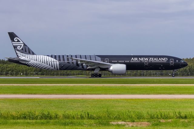 BOEING 777-300ER (ZK-OKQ)