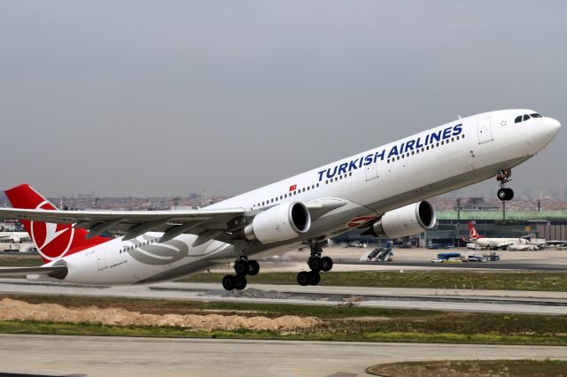 Airbus A330-300 (TC-JOE) - 28-Apr-2015 A333 Istanbul Ataturk Intl (LTBA / IST) Washington Dulles Intl (KIAD) 02:11PM EEST 05:49PM EDT 10:38