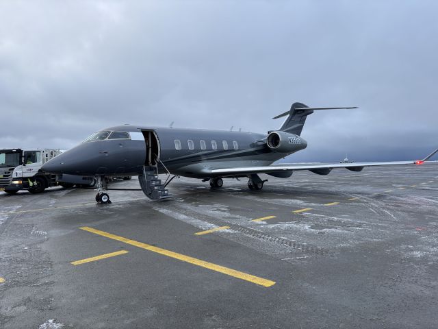 Canadair Challenger 350 (N350US) - Fueling at Kef!