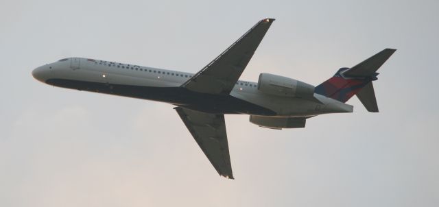 N929AT — - N929AT departing DTW.