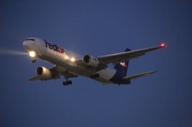 BOEING 767-300 (N137FE)