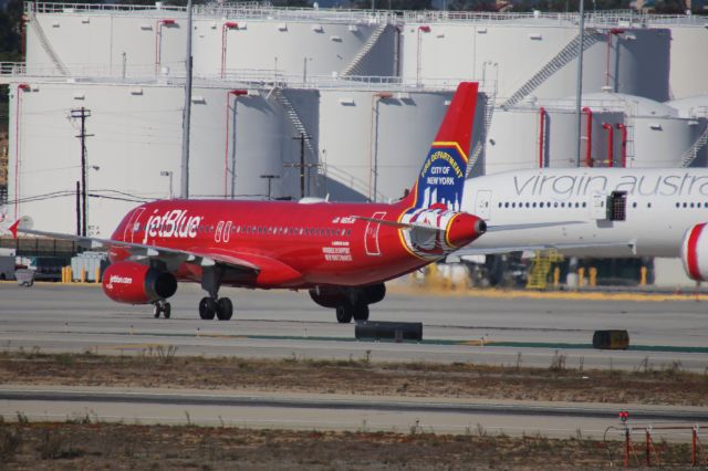 Airbus A320 (N615JB)