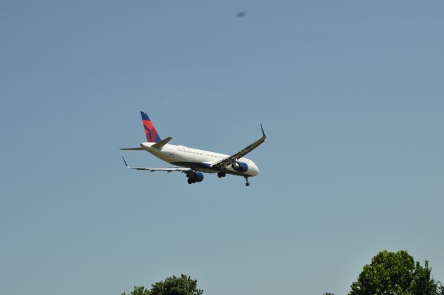 Boeing 737-700 (N348DN)