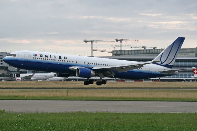 BOEING 767-300 (N644UA)