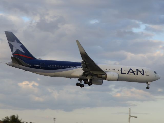 BOEING 767-300 (CC-CXH)