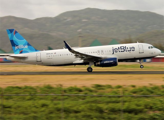 Airbus A320 (N805JB)