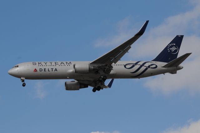 BOEING 767-300 (N175DZ)