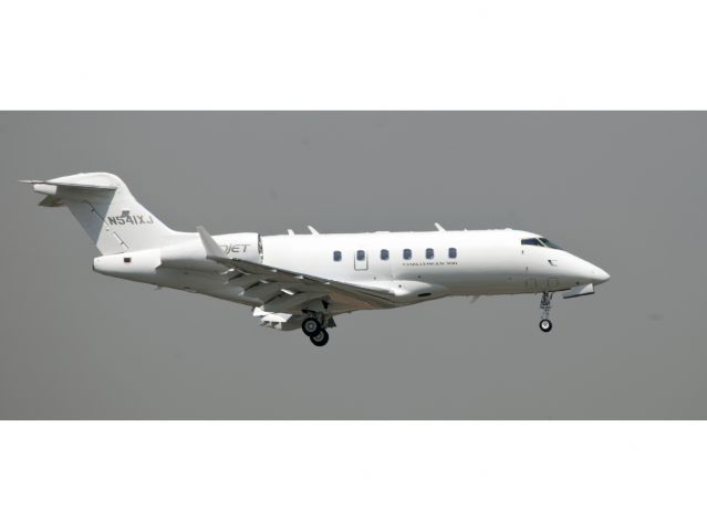 Bombardier Challenger 300 (N541XJ) - landing RW04.